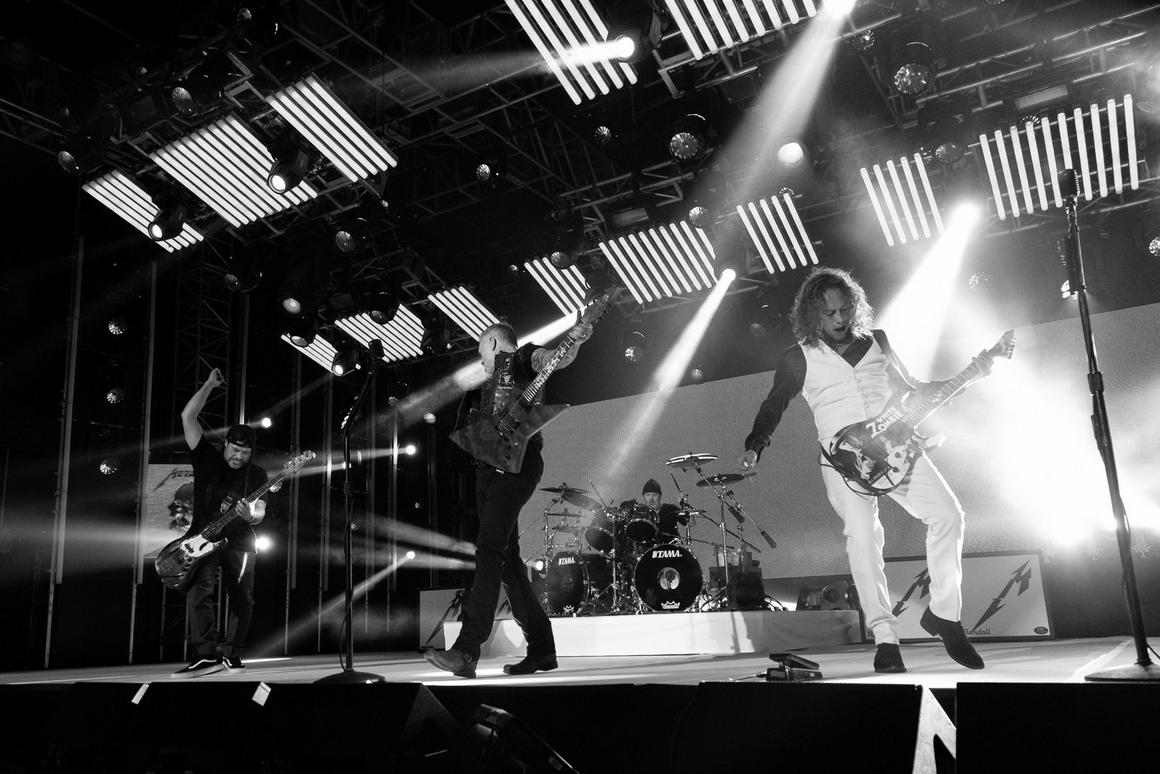 Photo gallery from the gig in Los Angeles, CA shot on December 14, 2016